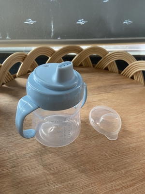 Une tasse pour bébé sans déversement pour les petites mains de plus de 9 mois