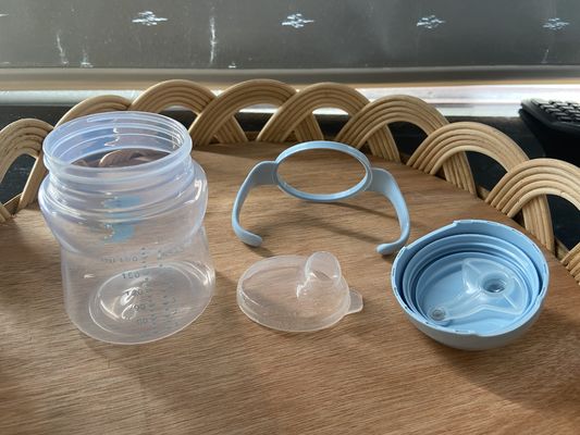 Une tasse pour bébé sans déversement pour les petites mains de plus de 9 mois