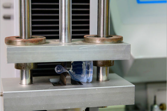 Les premiers produits essentiels, biberon silicone, tétons, débit lent.