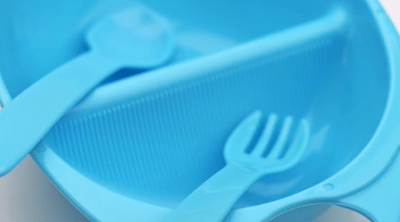 Plastique vers le haut de cuvette de bébé de 3 mois avec la fourchette de cuillère